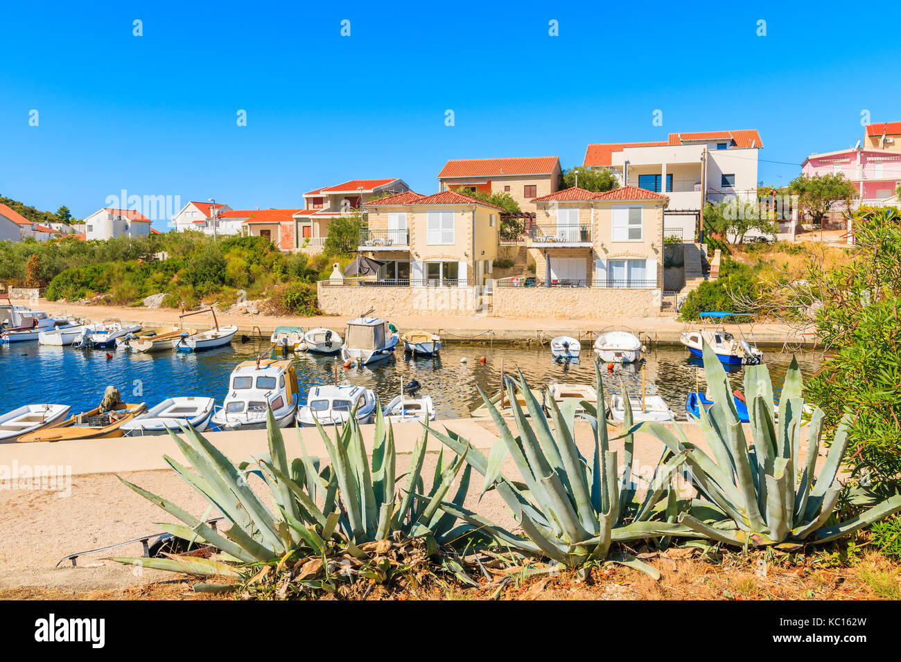 Vista de la pequeña bahía con los barcos y casas cerca de la ciudad de Primosten, Dalmacia, Croacia Foto de stock