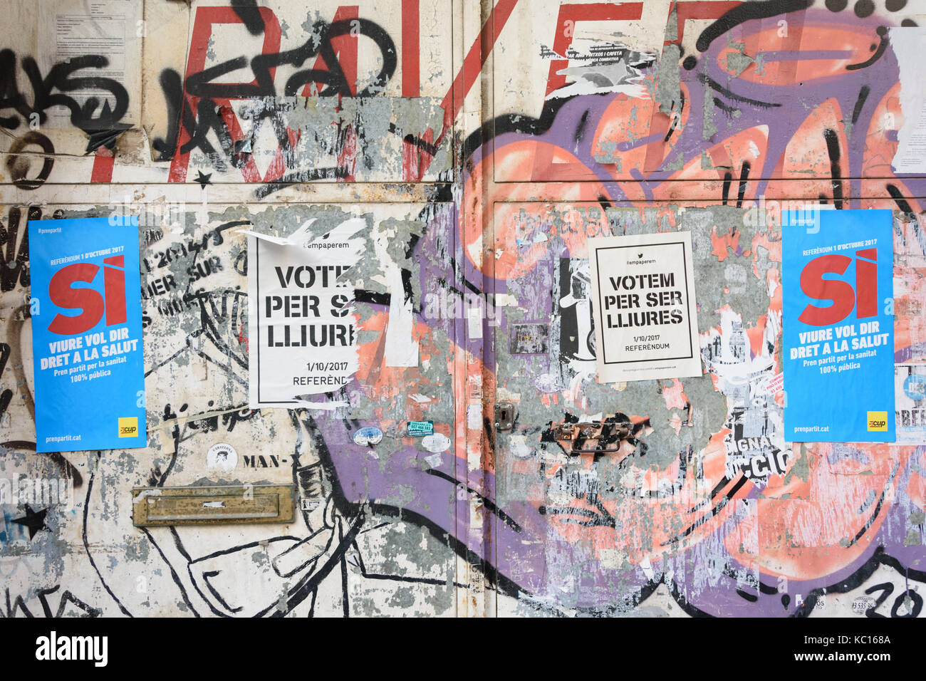 Carteles que promueven el referéndum catalán. Foto de stock