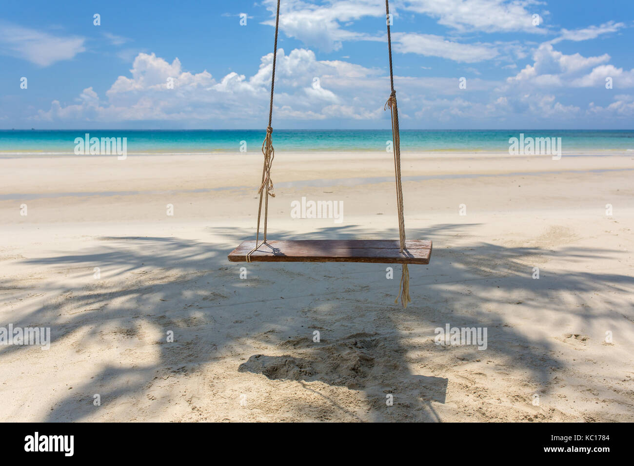 Columpio de madera colgando sobre la playa, en la isla de Koh Kood, en  Tailandia Fotografía de stock - Alamy