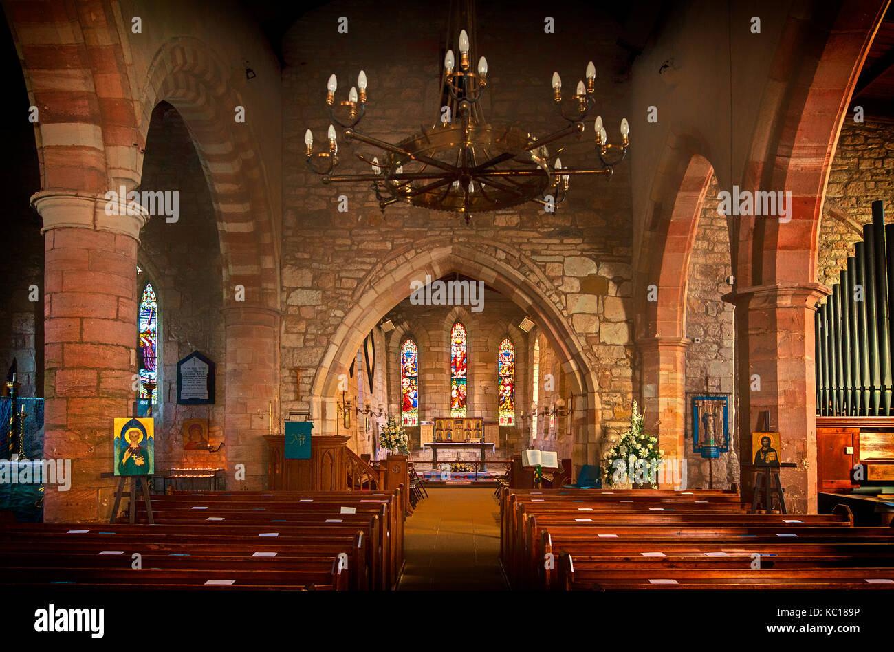 La "iglesia parroquial de Santa María, la Virgen", incorporando elementos de lindisfarne monasterio fundado por san aidan en 635AD, la isla sagrada, Northumberland. Foto de stock