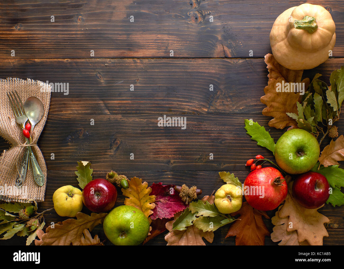 Antecedentes de otoño con hojas, manzanas y calabaza. marco de la cosecha de otoño en madera envejecida con copia espacio. El boceto para la temporada de vacaciones y ofrece alquiler de post Foto de stock