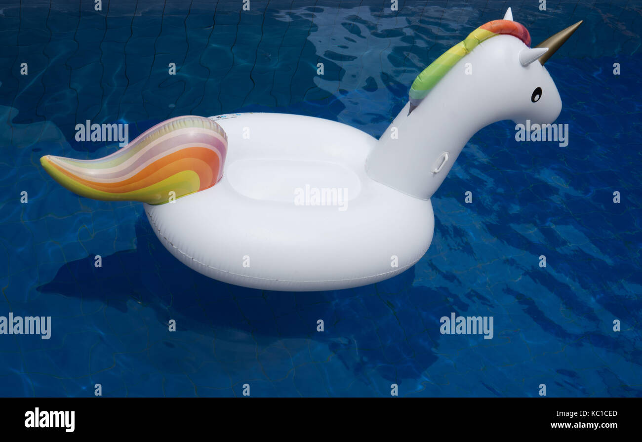 Flotador de piscina de unicornio fotografías e imágenes de alta resolución  - Alamy