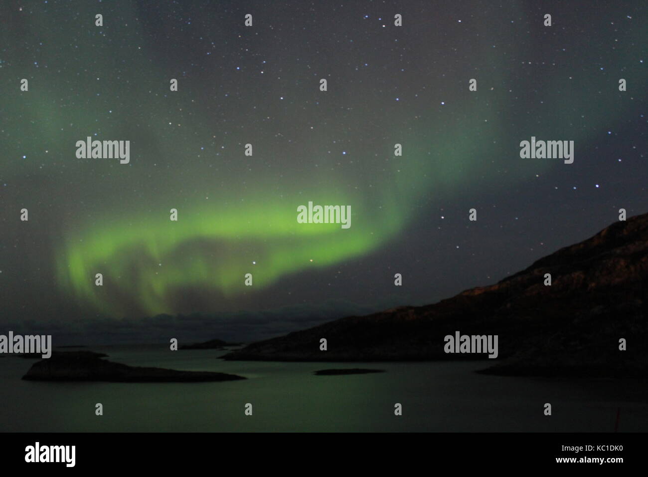 Luces del Norte por las montañas y fiordos en Tromso Foto de stock