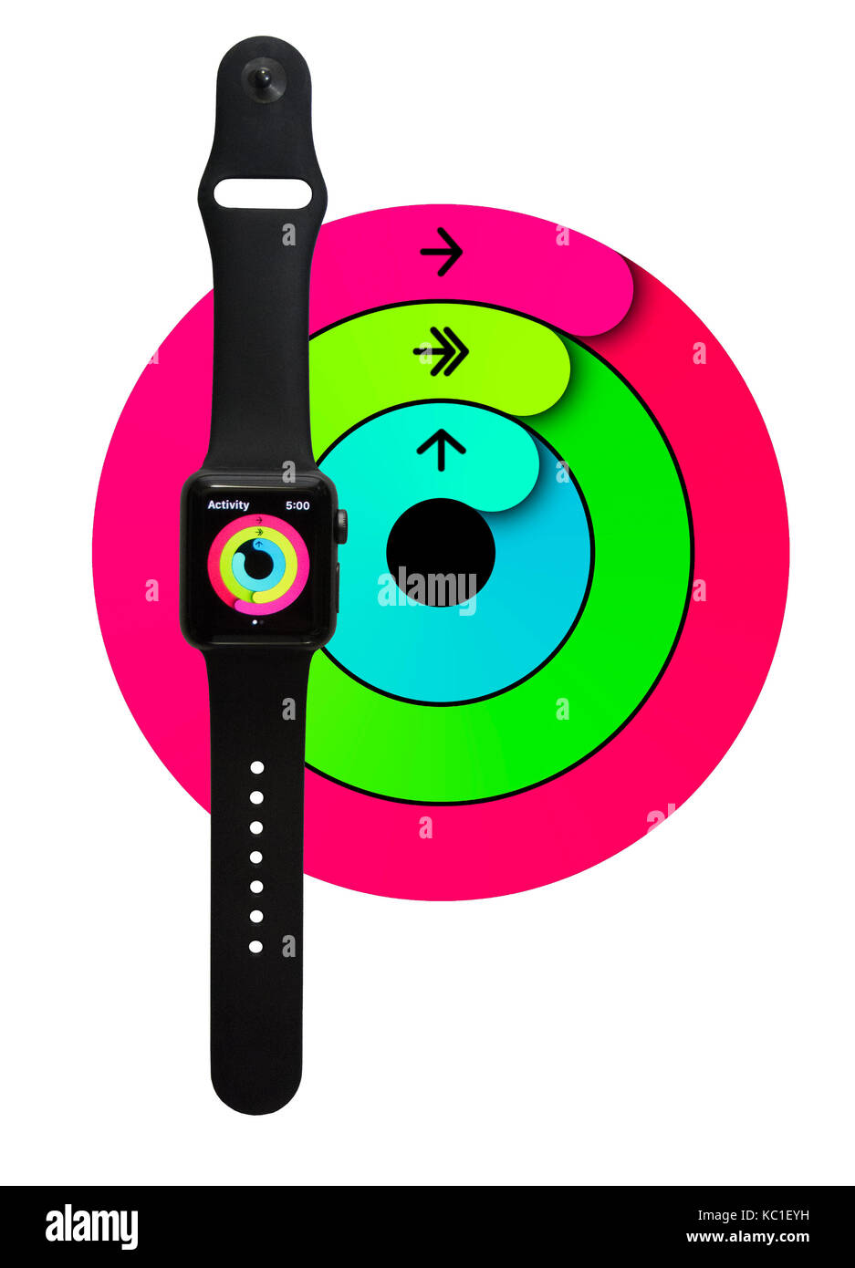 Apple mira la serie 2 (38mm con espacio gris aluminio Negro con banda deportiva) mostrando los coloridos anillos de la actividad fitness tracker app. Foto de stock