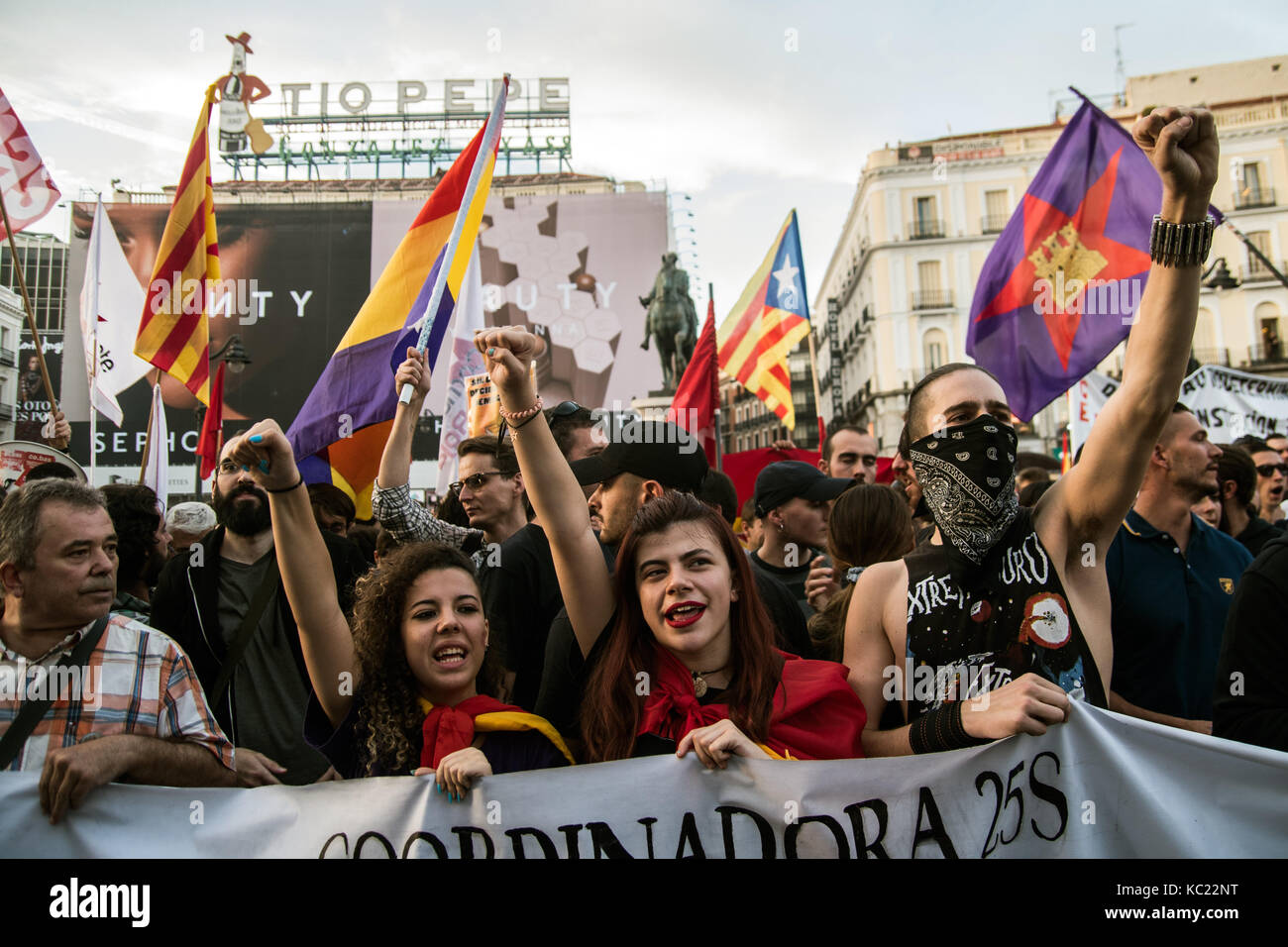 Madrid, España. 1 de octubre de 2017. Gente protestando apoyando el referéndum en Cataluña. Madrid, España. Crédito: Marcos del Mazo/Alamy Live News Foto de stock
