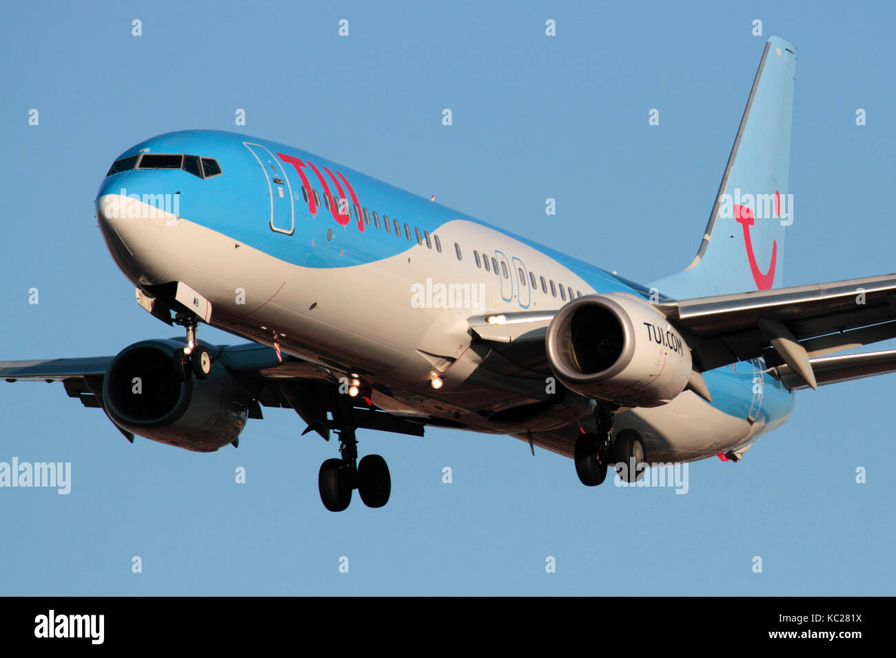 Viajes aéreos modernos. TUI Airlines (anteriormente Thomson Airways) avión Boeing 737-800 en el enfoque. Vista frontal Closeup. Foto de stock