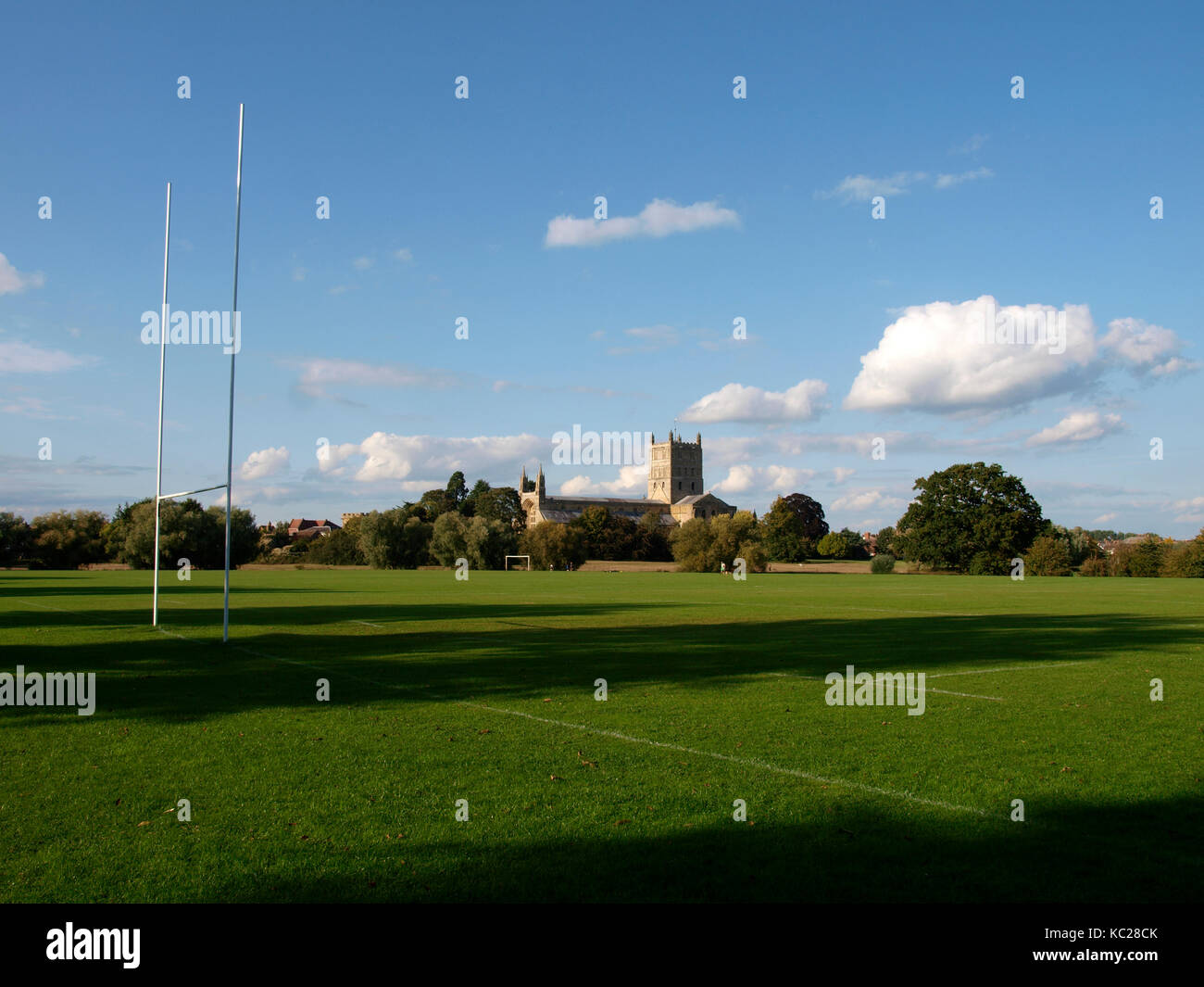Viñedos campos de juego con la abadía de Tewkesbury detrás, Tewkesbury, Gloucestershire, Reino Unido Foto de stock