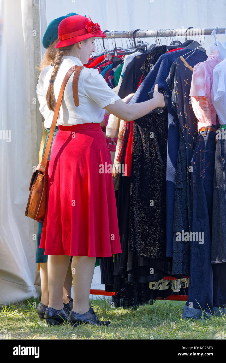 Dos mujeres jóvenes en moderno estilo retro-vintage trajes para compras de  más Fotografía de stock - Alamy