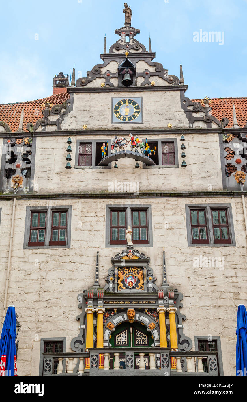 Alemania, Baja Sajonia, Hann. Münden, Ayuntamiento renacentista fachada con reloj de carillón y disposición figura cinemática Foto de stock