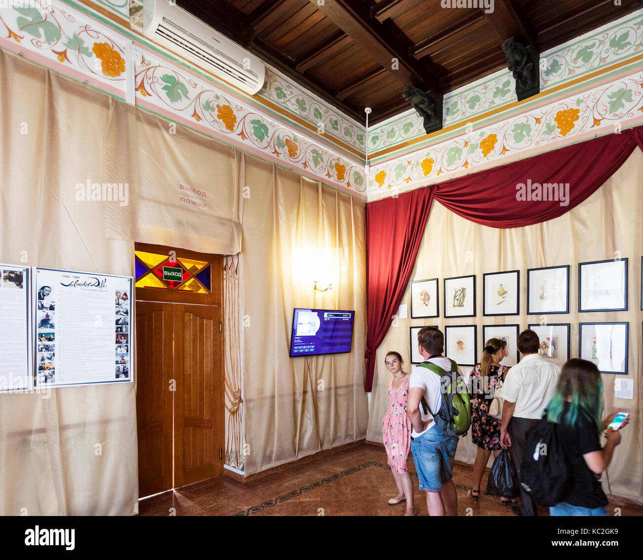 Gaspra, Crimea - Septiembre 21, 2017: los visitantes en la exposición de Salvador Dalí, dentro de golondrina nido castillo. El castillo fue construido en 1911-1912 en un neo-go Foto de stock