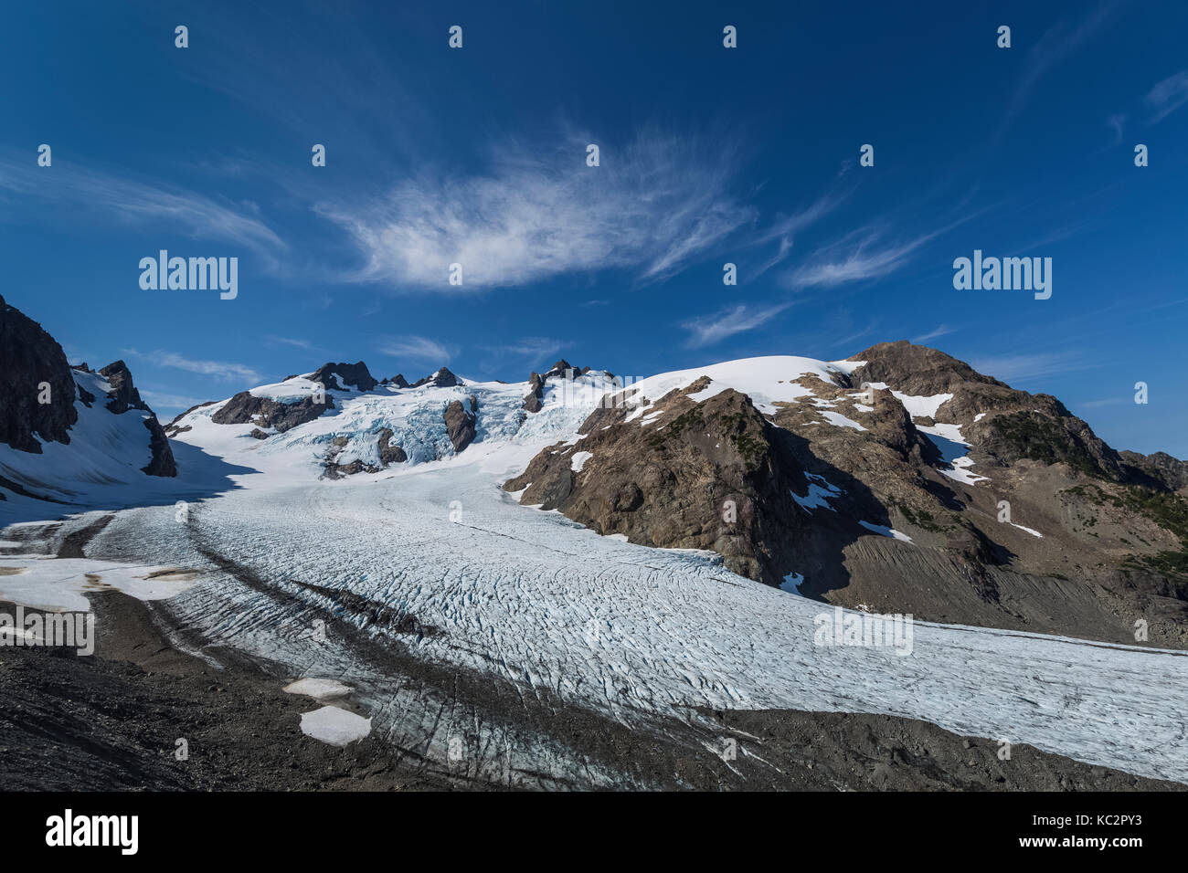 Glaciar azul y el monte Olimpo en el escenario dramático al final del Río Hoh senderos en el Parque Nacional Olímpico, Estado de Washington, EE.UU. Foto de stock