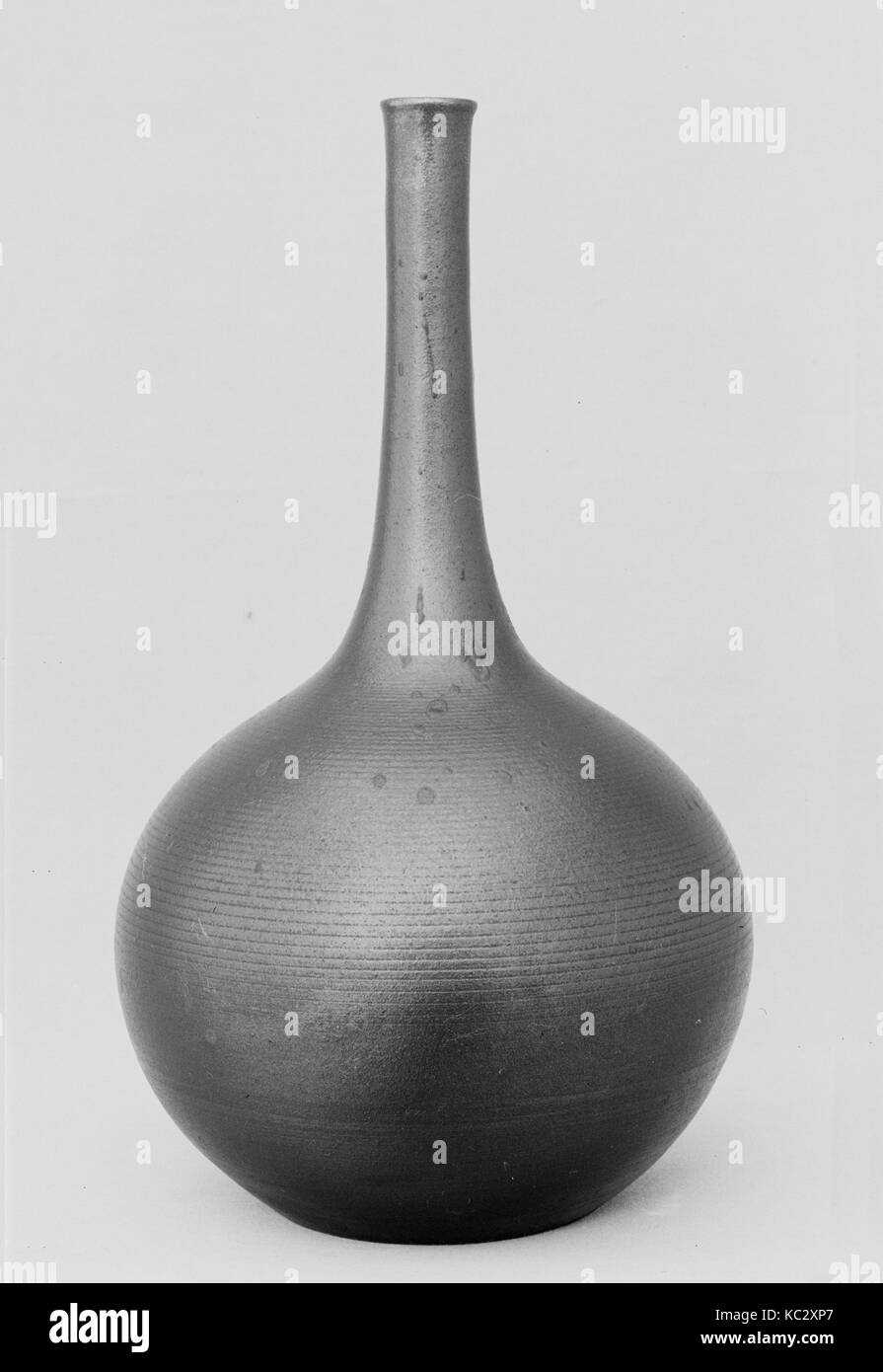 Una botella de vino, del período Edo (1615-1868), siglo XVIII, Japón, cubiertas con sal de barro vidriado y manchas de overglaze (Bizen ware, Imbe Foto de stock