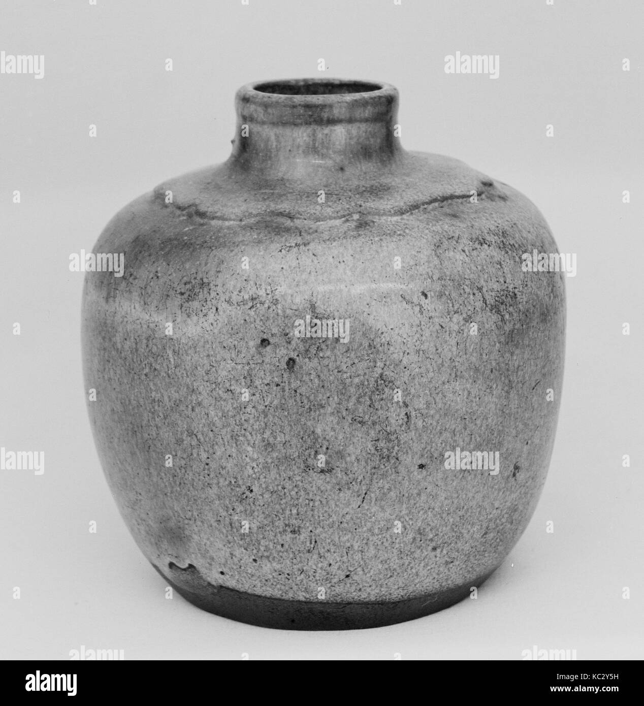 Botella para dulces, del período Edo (1615-1868), siglo XVIII, Japón, cubierto de barro vidriado de rayas (cerámica Kiyomizu, Zhun tipo), H Foto de stock
