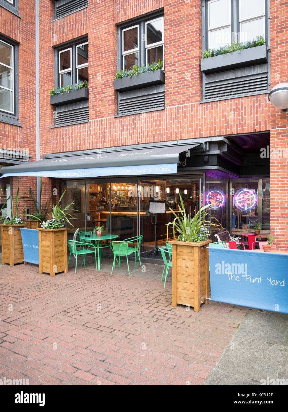 El Punt jardín restaurante y cafetería en el Quayside, Cambridge, Reino Unido Foto de stock