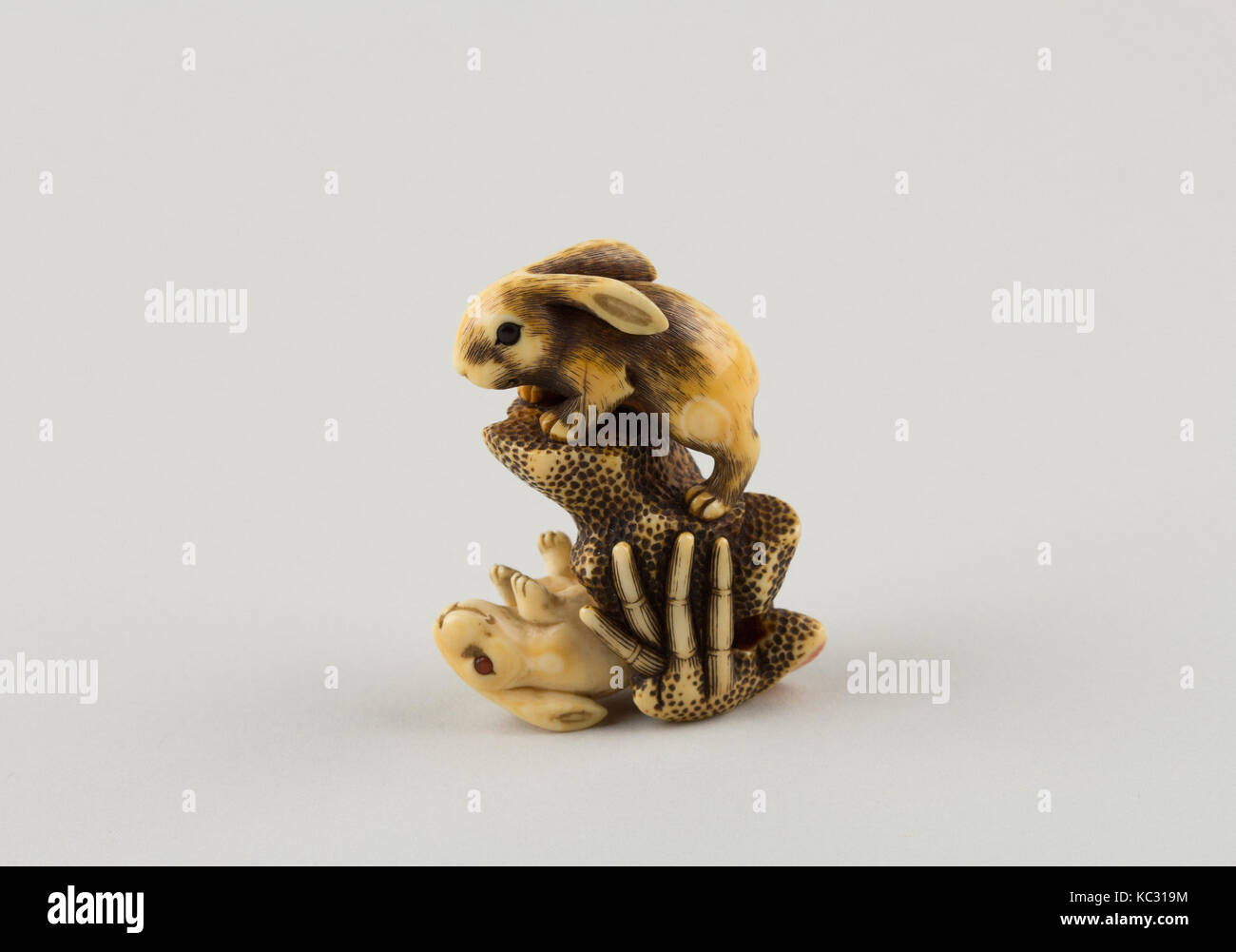 Netsuke de dos conejos y una roca, Mitsuharu, siglo XVIII Foto de stock