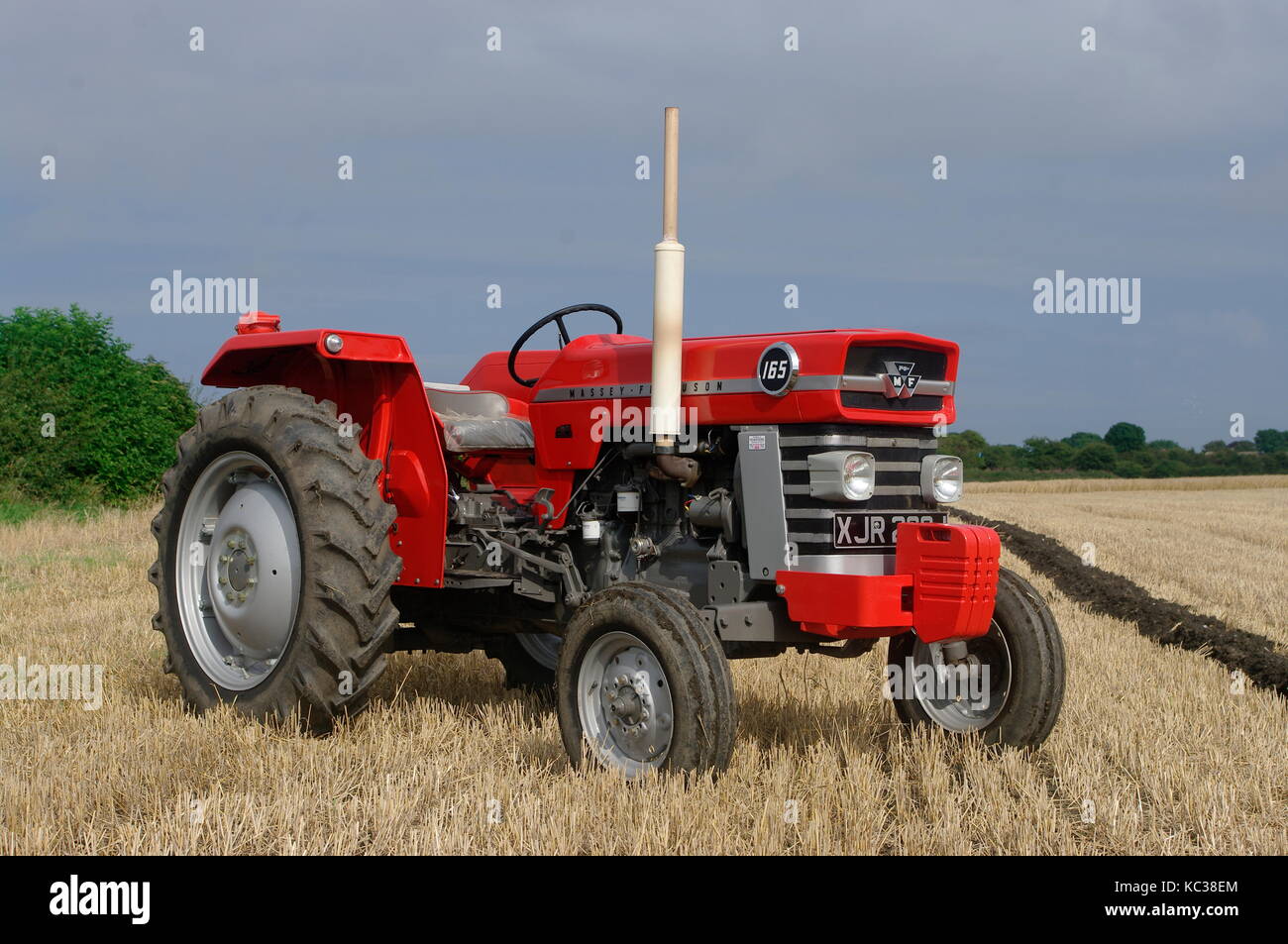 Tractor Massey Ferguson Mf165 Fotografia De Stock Alamy