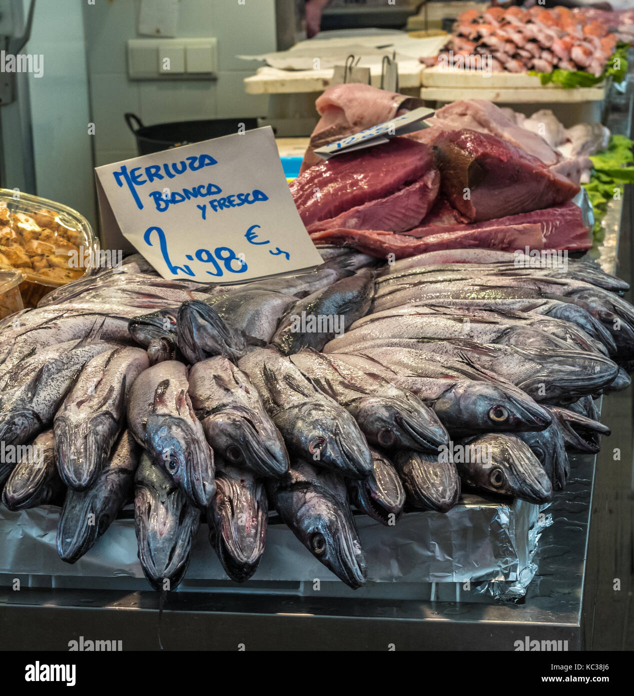 Peces producen en un mercado de pescado Foto de stock