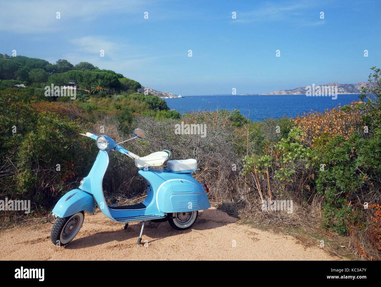 Porto Rafael, Cerdeña. el legendario 'vespa', el scooter italiano célebre  en el mundo Fotografía de stock - Alamy