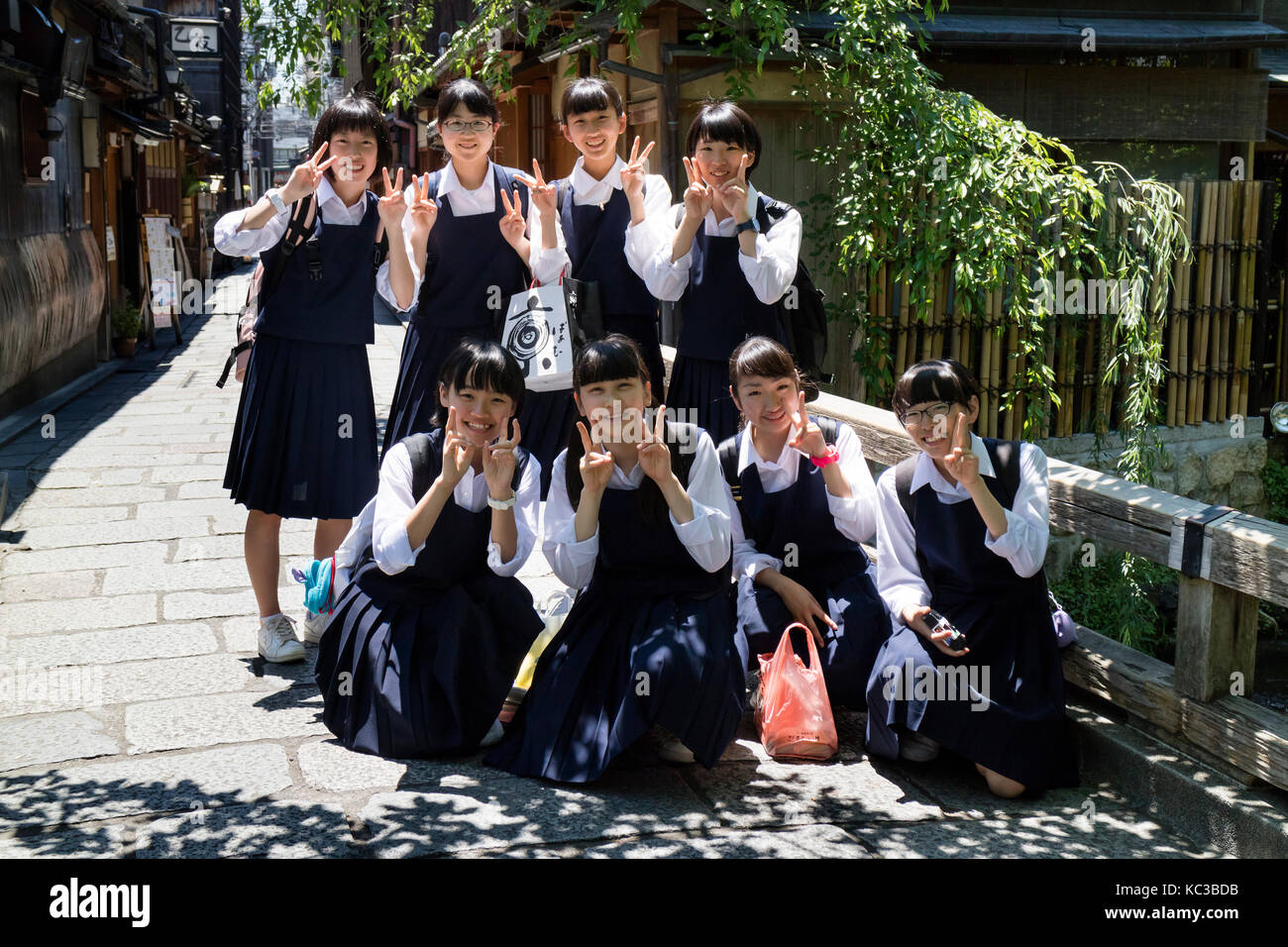 Kyoto, Japón - Mayo 18, 2017: grupo de alumnos de la escuela uniforme sobre un viaje en Kioto están posando para una foto Foto de stock