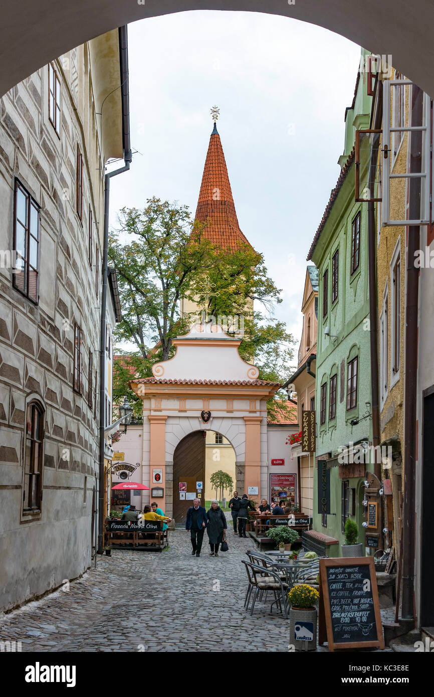 Vista a lo largo de una calle lateral de Krumlov hacia el Monasterio de Las Minorías Foto de stock