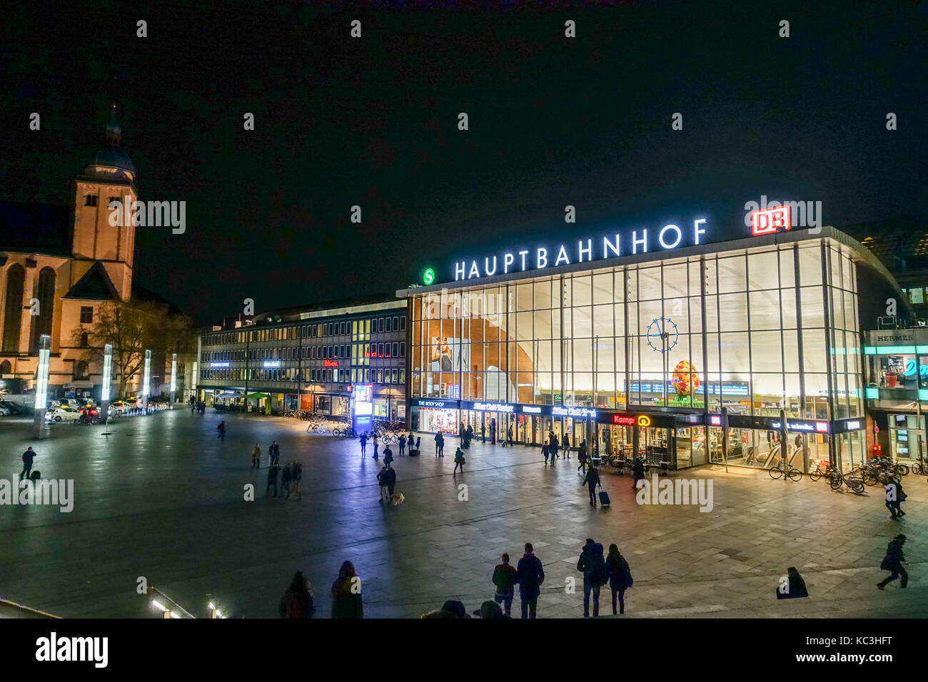 Vista nocturna de la estación central de trenes de Colonia (Köln Hauptbahnhof / Köln hbf) Foto de stock