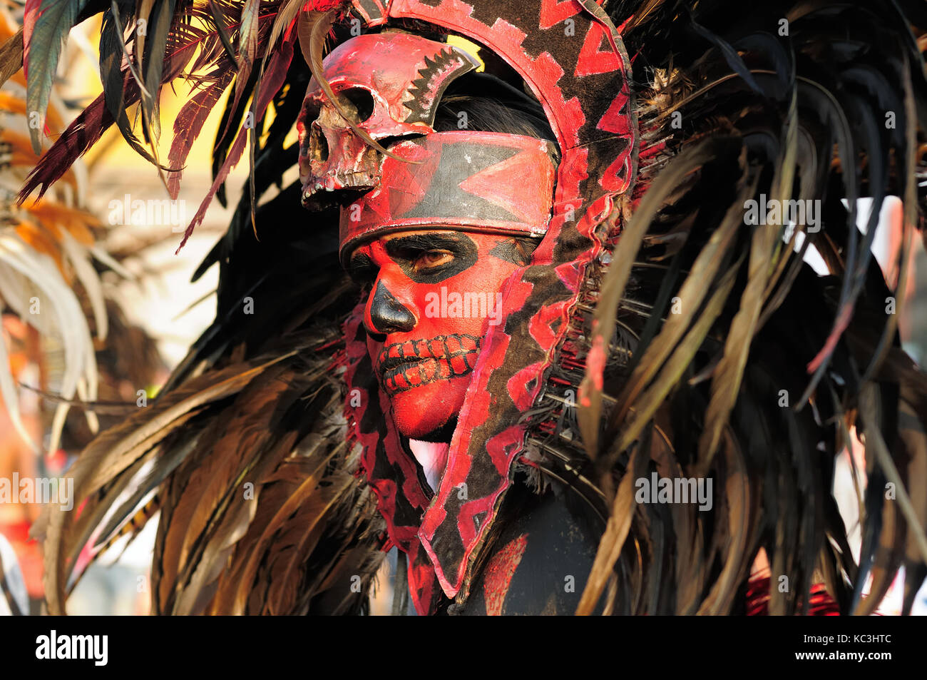 Danzante Azteca con su gran penacho de plumas rojas y ornamentos Stock  Photo