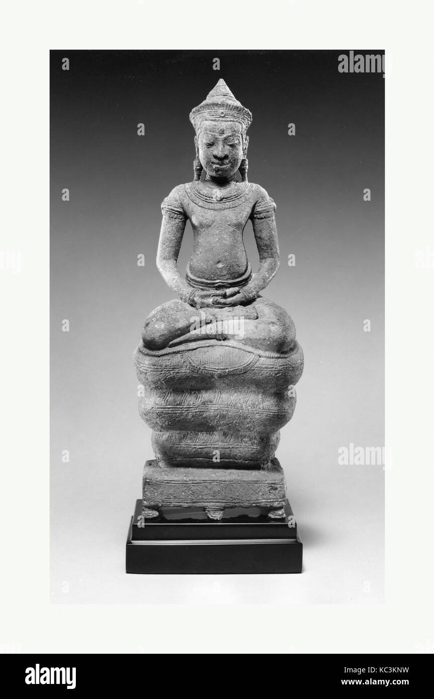 Buda sentado en las bobinas de un Naga, siglo xii Foto de stock