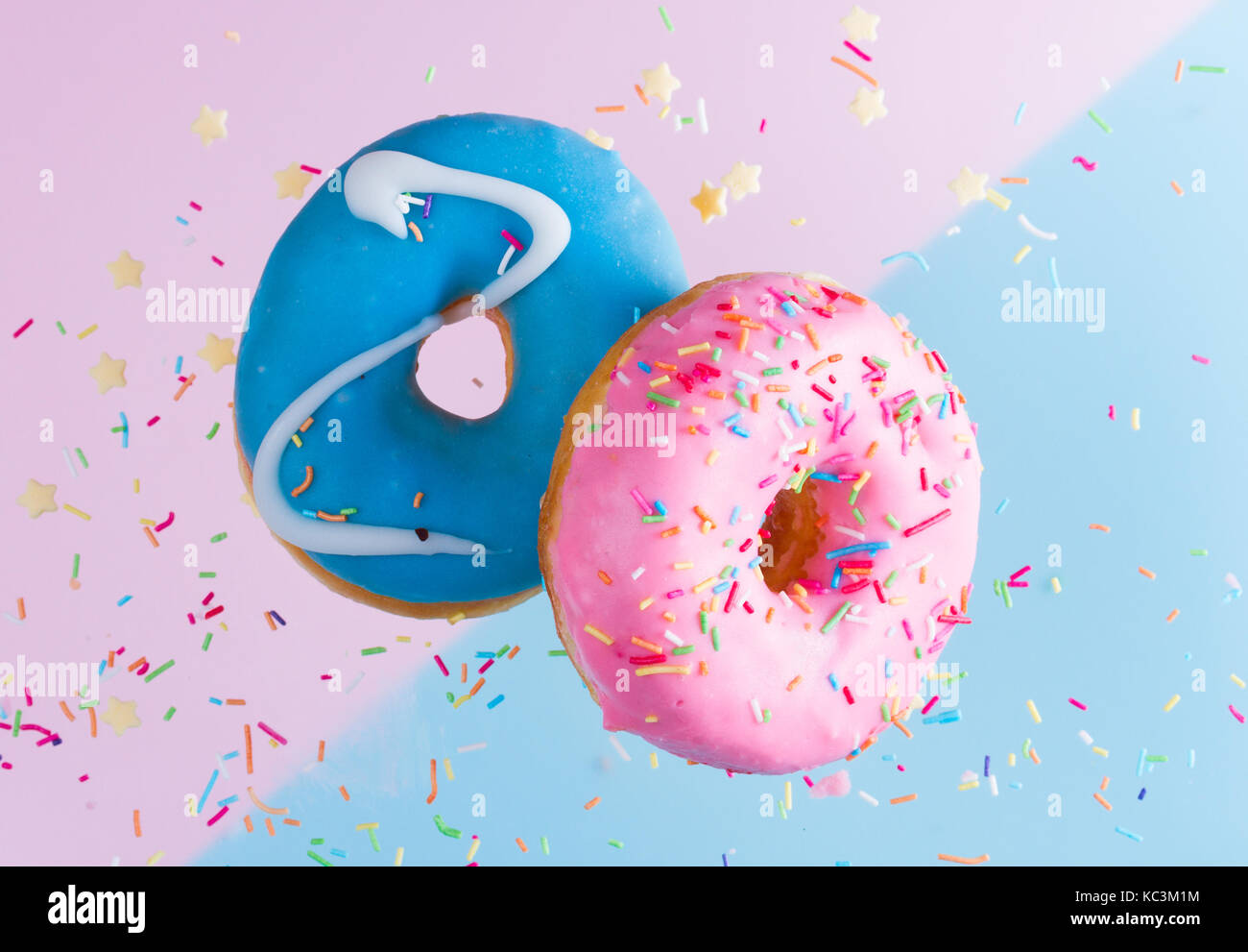 Flying donuts en azul Foto de stock