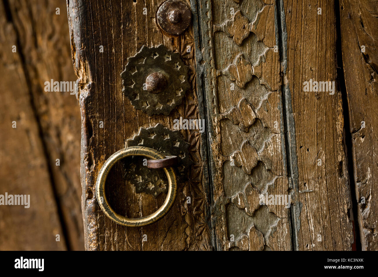 Partes y elementos de la antigua puerta de madera con un mango Fotografía  de stock - Alamy