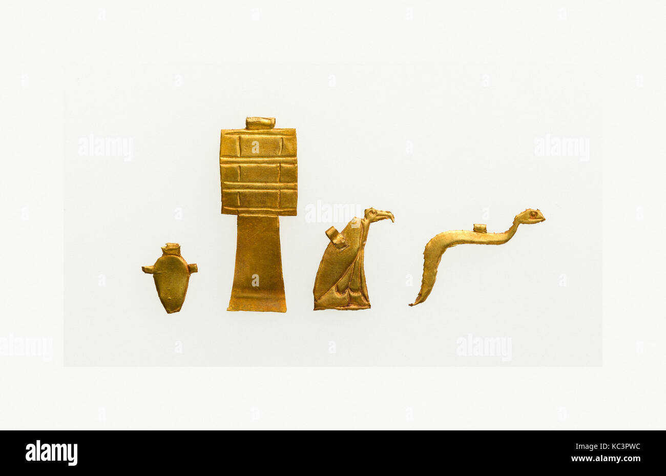 Grupo de 4 Amuletos de Djedmutesankh: Cobra, buitre, corazón y Pilar Djed, ca. 1070-945 A.C. Foto de stock