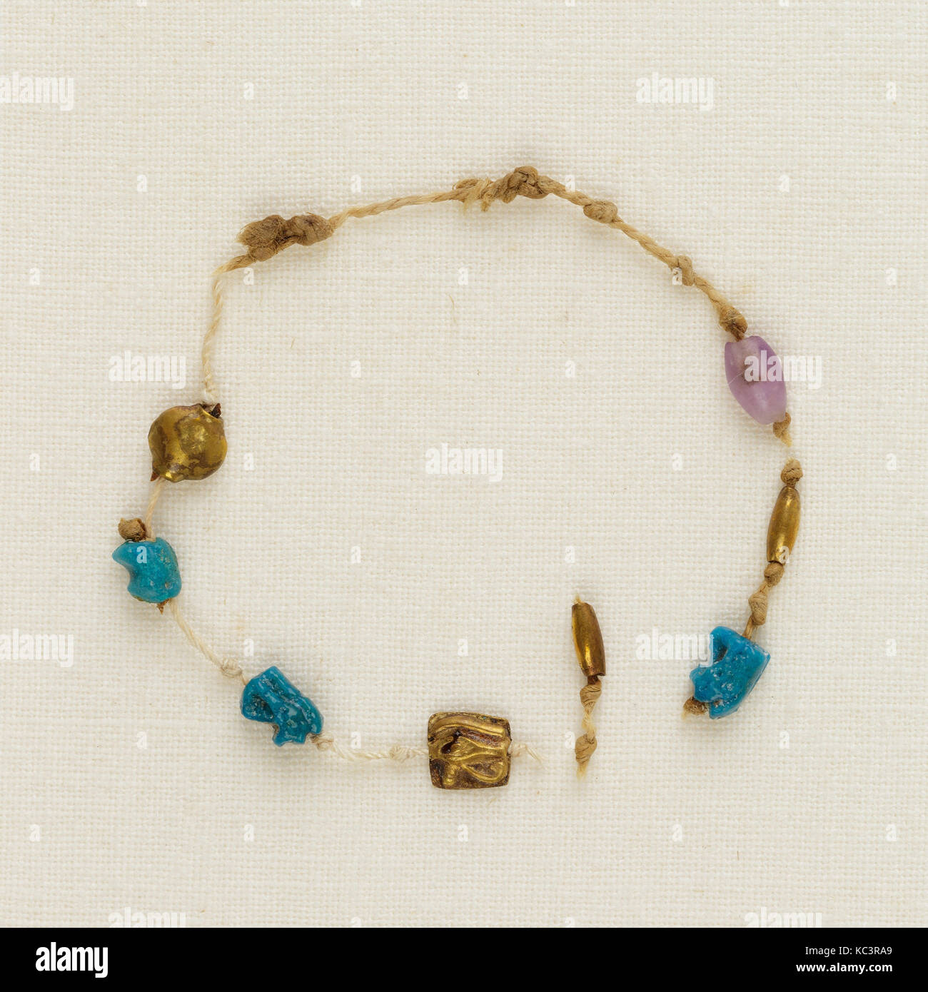 Brazalete con 4 ojos wedjat, 2 cordones de barril y 1 cordón de acacia, ca. 1000-945 A.C. Foto de stock
