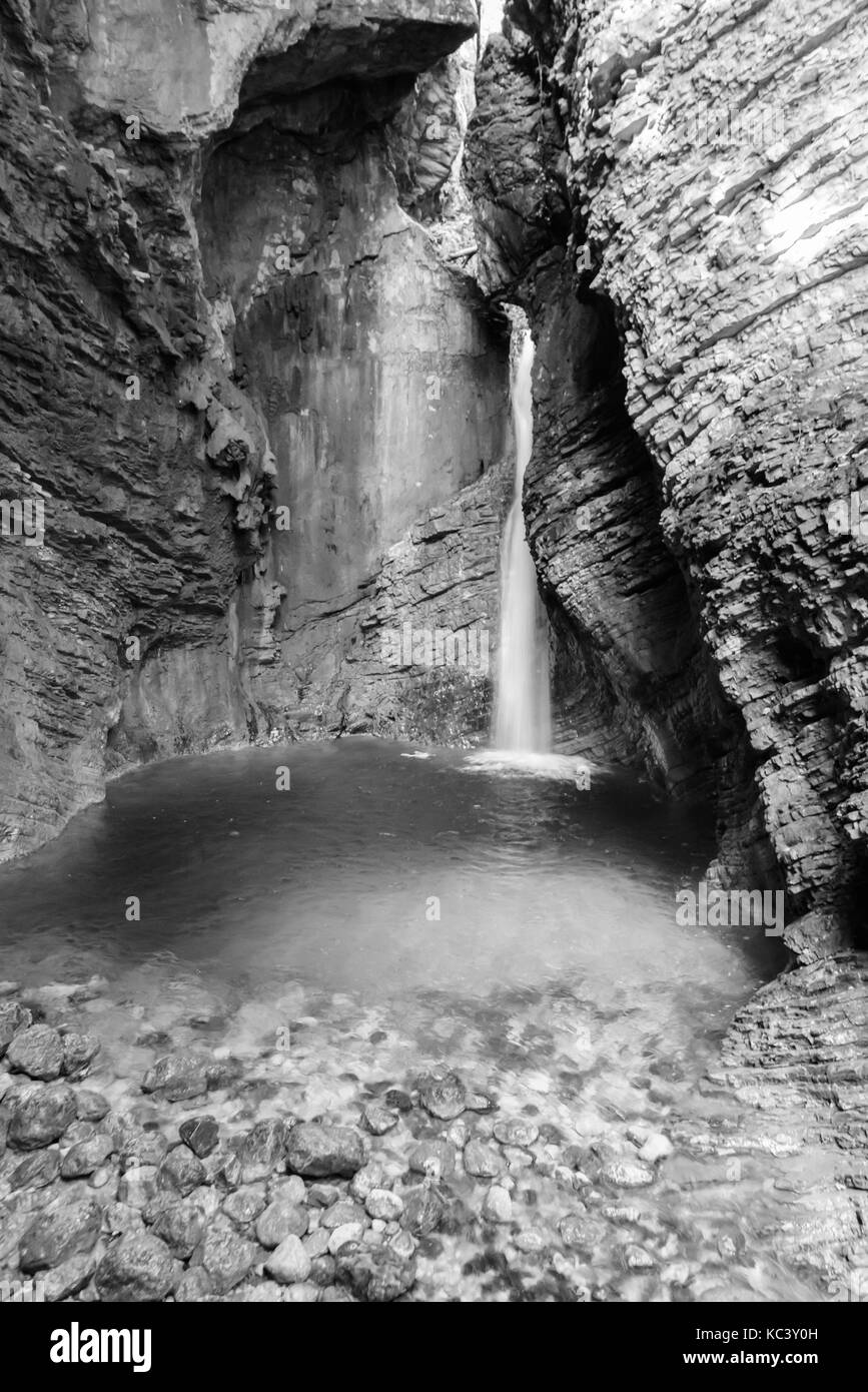 Cascadas y juegos de agua en los Alpes Julianos. blanco y negro. Foto de stock