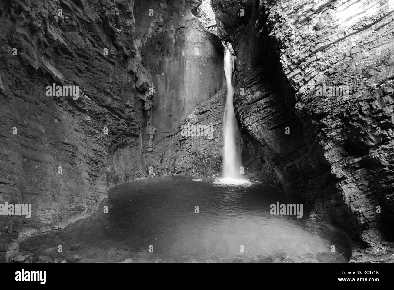 Cascadas y juegos de agua en los Alpes Julianos. blanco y negro. Foto de stock