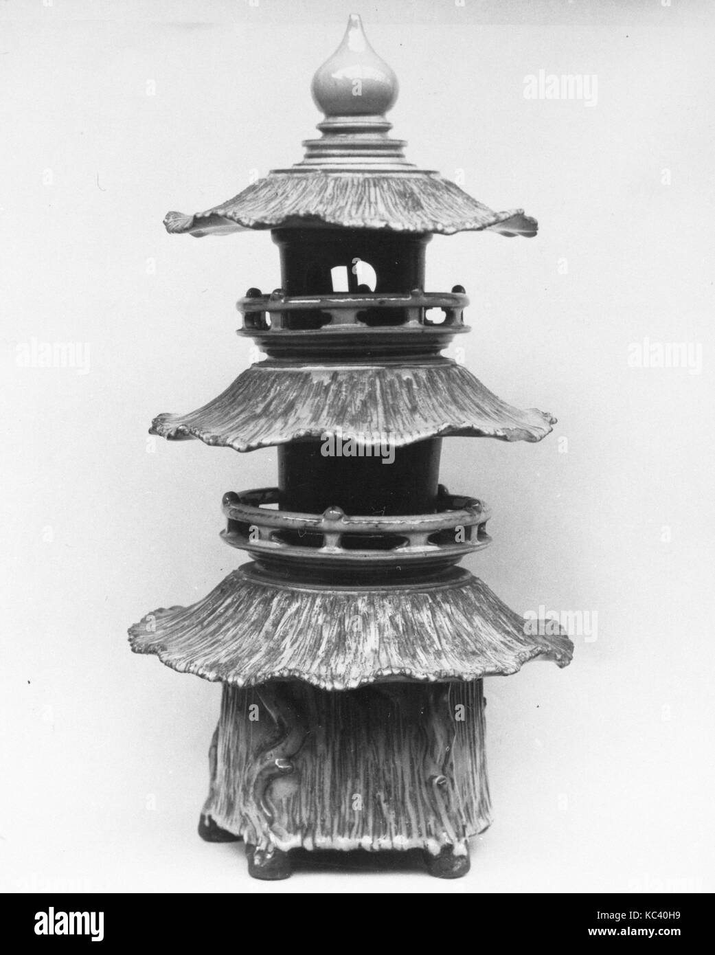 Linterna en forma de pagoda, del período Edo (1615-1868), 1800, Japón, cerámica de diseño moldeado cubierto con esmalte (Takatori ware Foto de stock