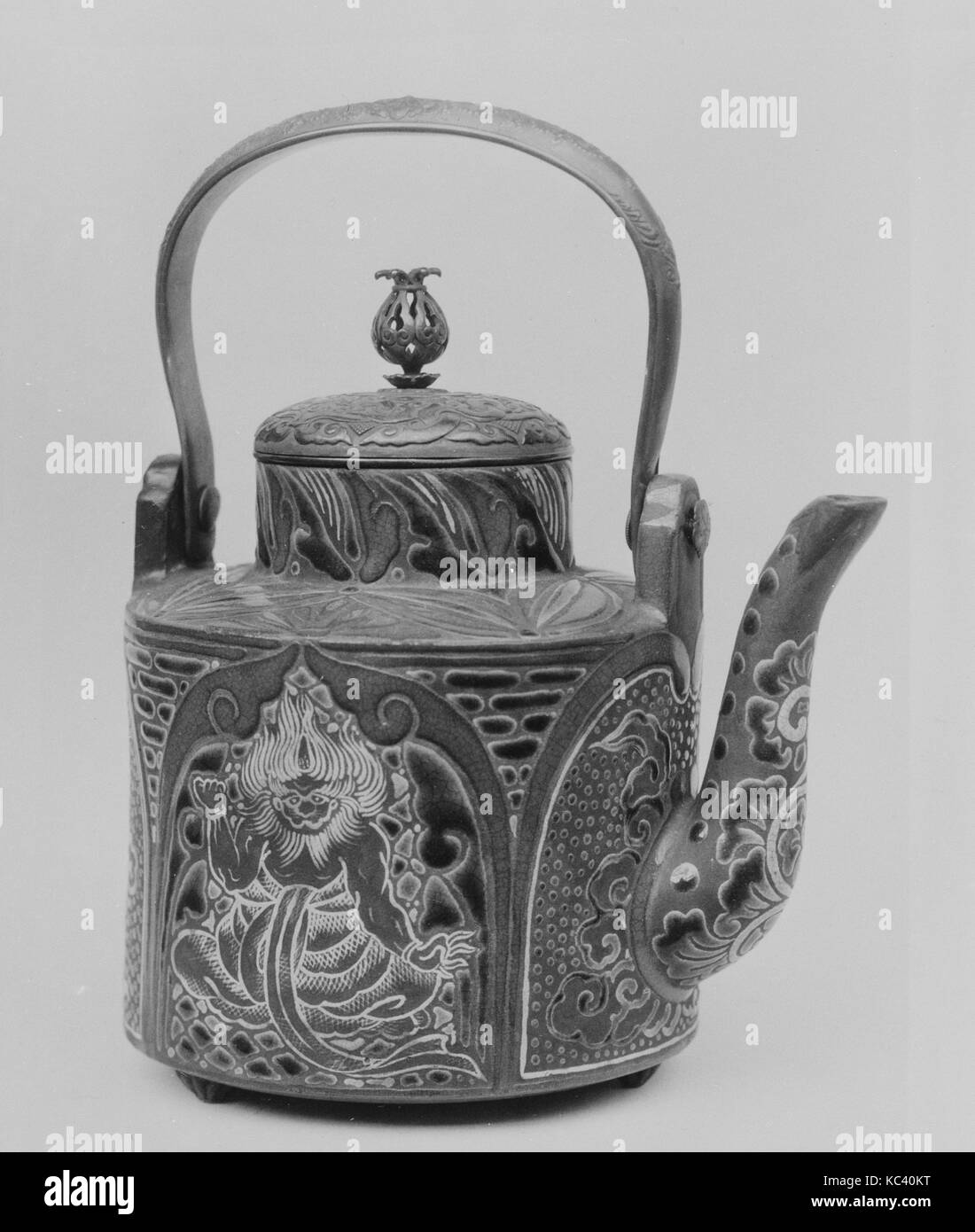 Hervidor de agua, del período Edo (1615-1868), 1780, Japón, con esmaltes de  loza; diseños en bajo relieve, H. 7 1/4 in. (18,4 cm), cerámica Fotografía  de stock - Alamy