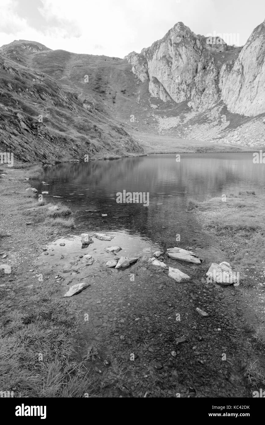 Lago en la montaña Foto de stock