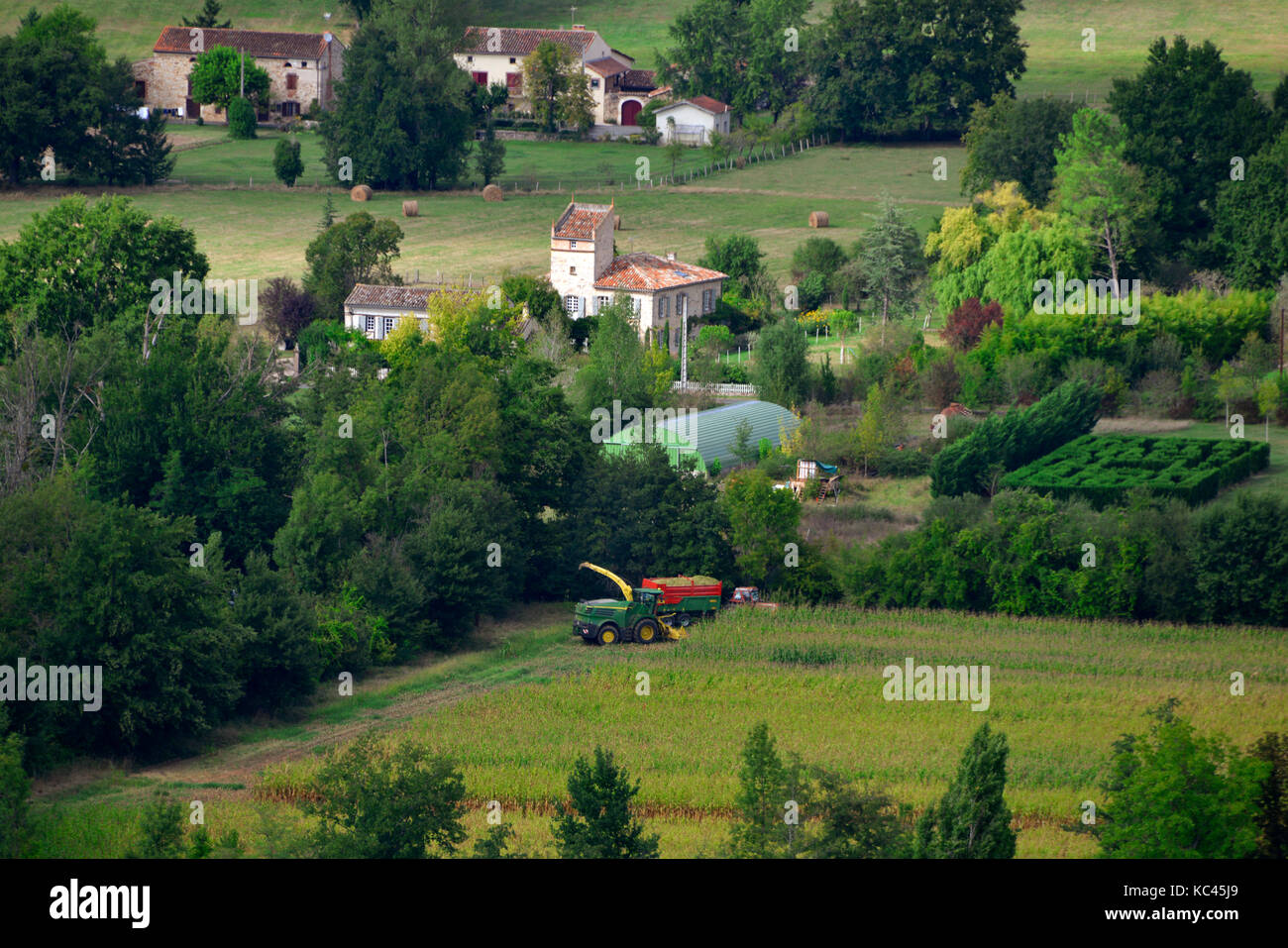 Escena semi rural en el sur de Francia, mostrando la cosechadora en el trabajo, más pigeonniers en el fondo. Foto de stock
