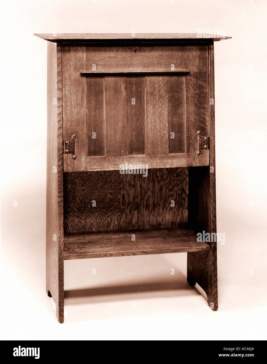 Escritorio, 1912-13, hechas en Eastwood, Nueva York, Estados Unidos,  americano, el roble, el álamo, el cobre, el 44 1/4 x 30 x 11 1/4 pulg.  (112.4 x 76.2 Fotografía de stock - Alamy