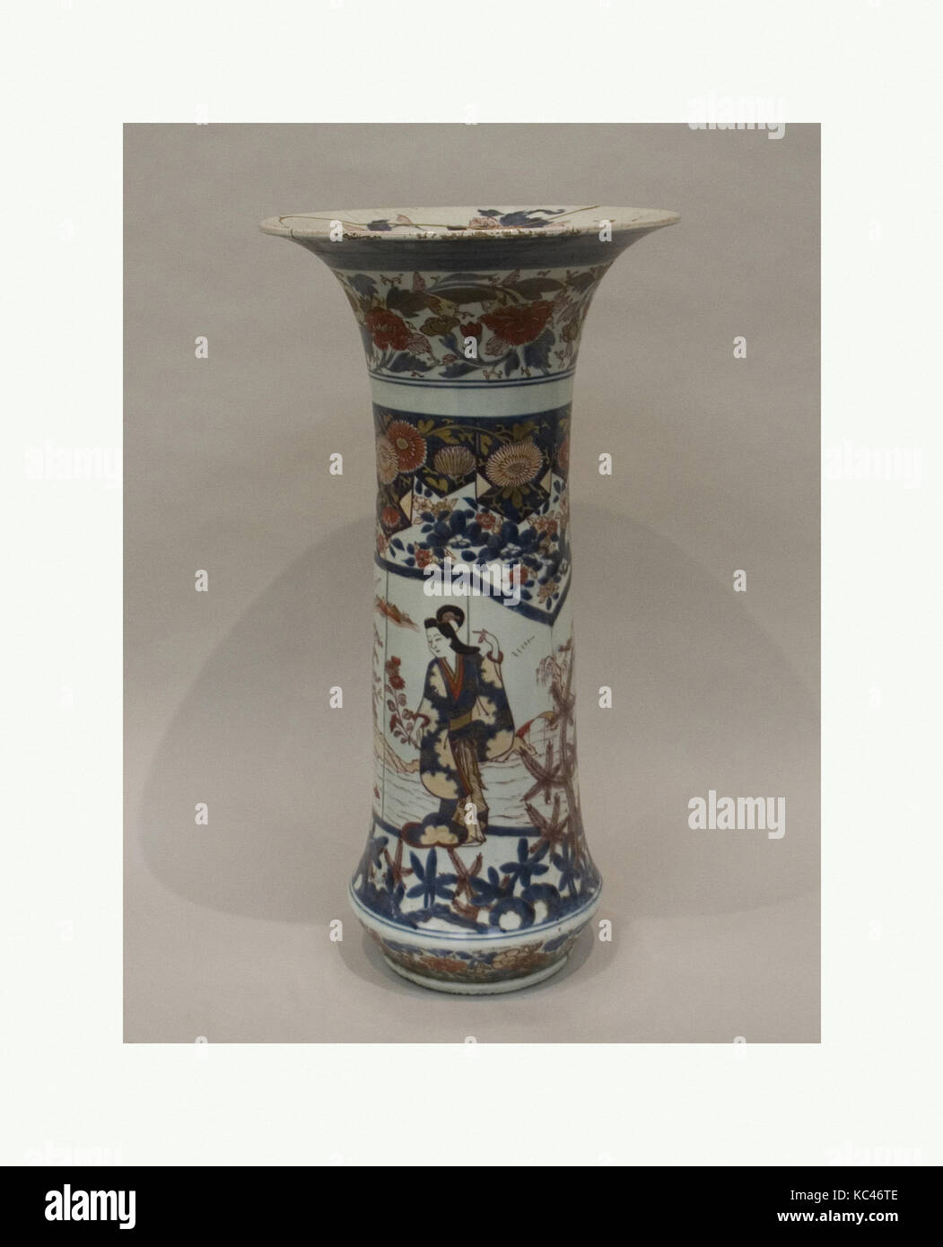Florero en forma de trompeta, del período Edo (1615-1868), 1700, Japón, porcelana decorados en oro y esmaltes polícromos (Arita ware Foto de stock