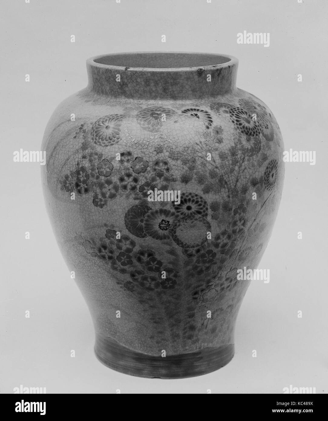 Jar, del período Edo (1615-1868), 1730, Japón, arcilla cubierto con un esmalte craquelado transparente; decorados de oro y esmaltes pintados Foto de stock