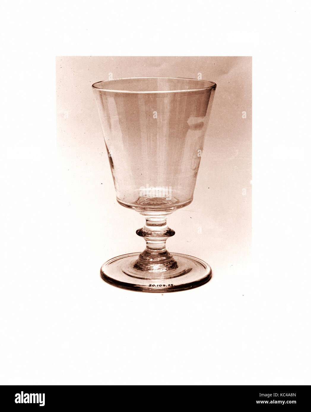 Cáliz, 1800-1830, posiblemente en Jersey City, Nueva Jersey; realizado en Nueva Jersey, Estados Unidos, americano, libre de vidrio de plomo fundido Foto de stock