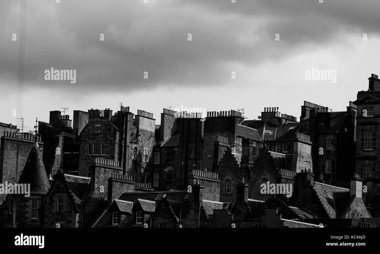 Los tejados del casco antiguo de Edimburgo, en blanco y negro en la luz del sol Foto de stock