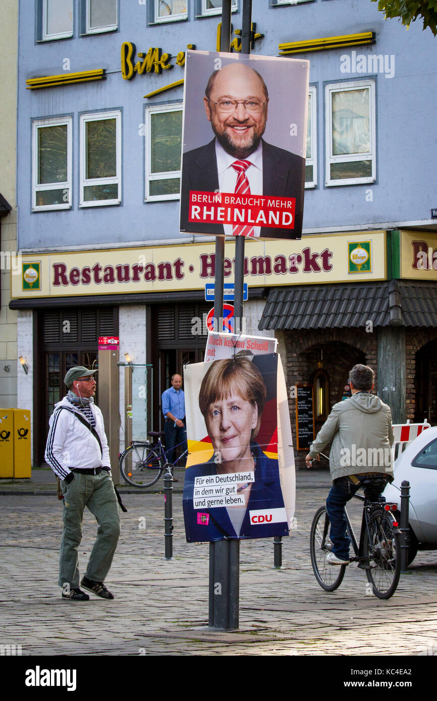 Alemania, Colonia, cartel electoral de los partidos SPD, Martin Schulz, y CDU, Angela Merkel, durante la campaña electoral del Bundestag en la Heumarkt. Foto de stock