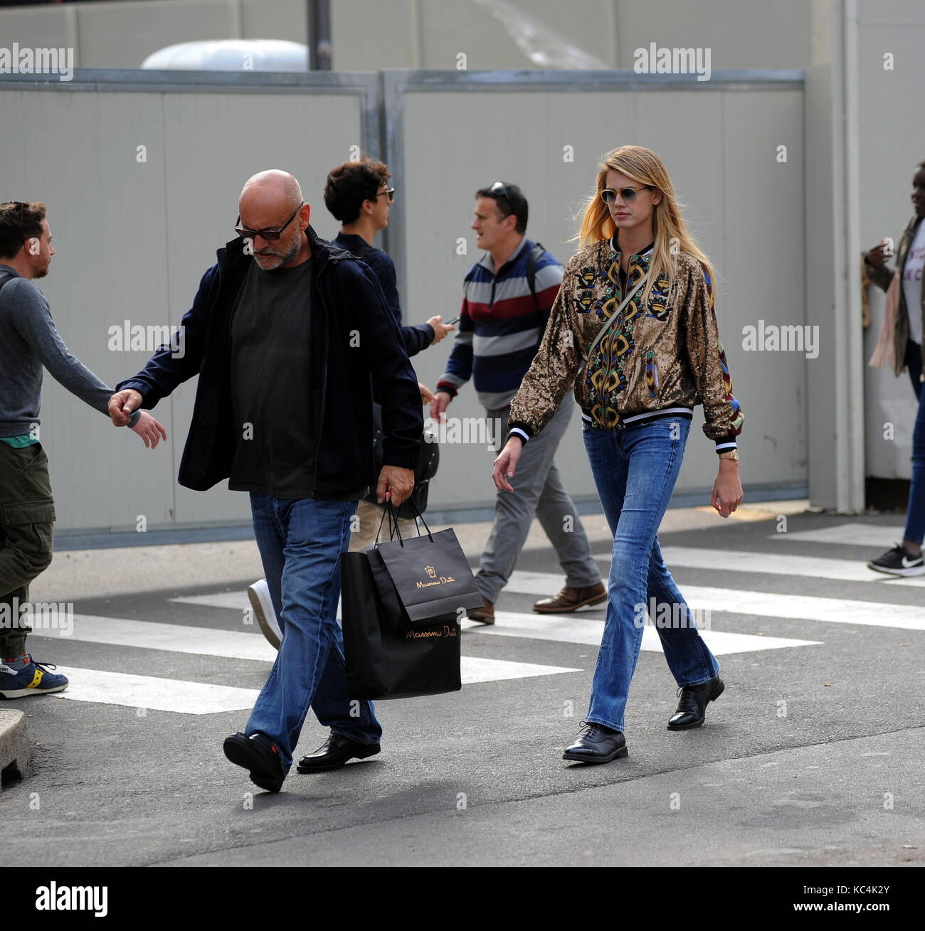 ¿Cuál creeis que es la altura ideal de una mujer? - Página 5 Tarifa-especial-exclusivo-de-milan-vanessa-hessler-y-companero-gianni-nunnari-shopping-center-el-italiano-americanos-la-actriz-vanessa-hessler-sorprendido-en-el-centro-con-su-companero-gianni-nunnari-30-anos-mayor-que-ella-de-quien-tuvo-un-bebe-de-nombre-catherine-casi-dos-anos-aqui-en-la-plaza-san-babila-tomar-un-taxi-y-llegar-al-hotel-despues-de-las-compras-servicio-exclusivo-kc4k2y