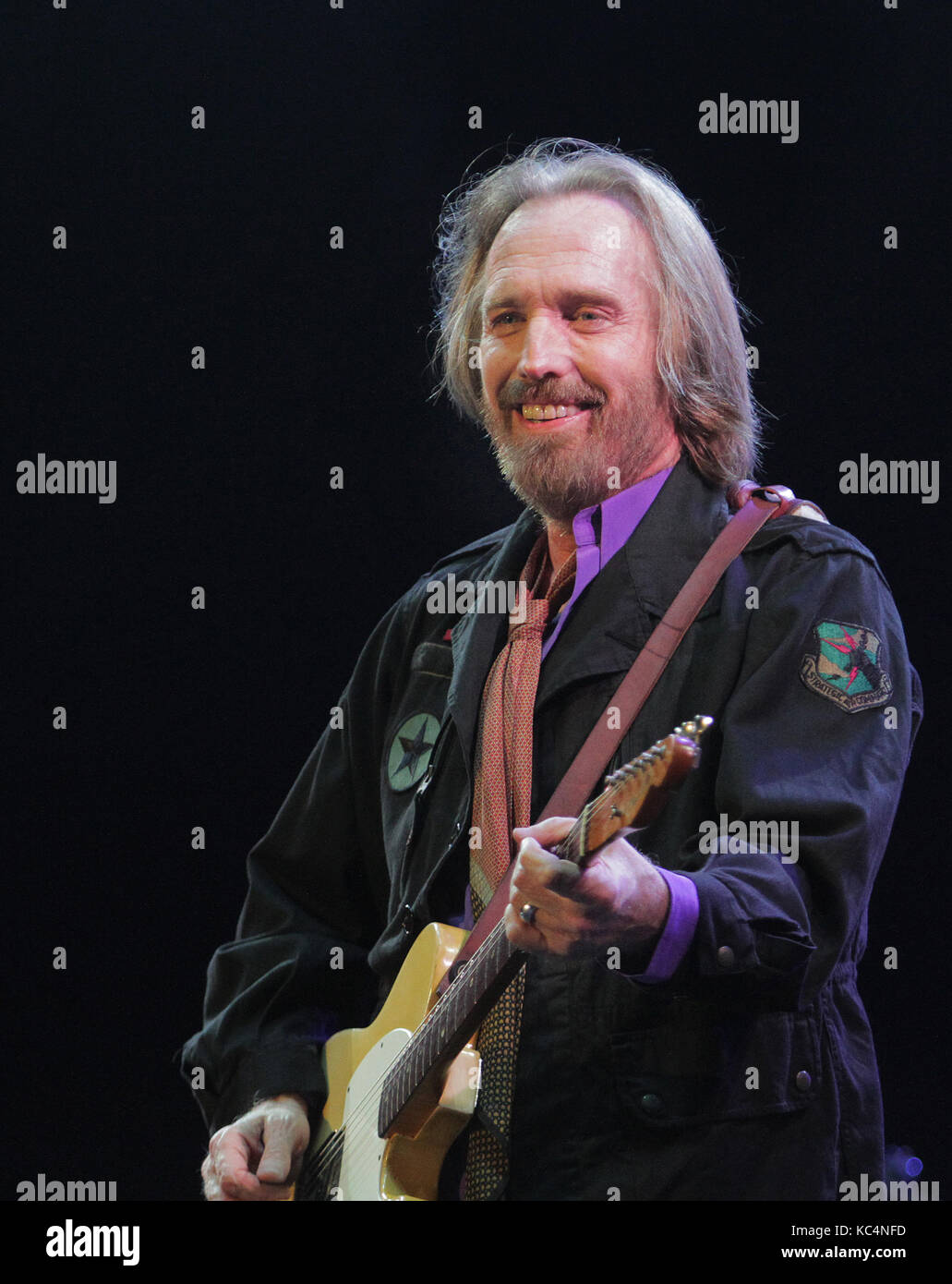Tom Petty (oct. 20, 1950 - oct. 02, 2017) es un músico estadounidense,  cantante, compositor, multi-instrumentista y productor discográfico. Él es  mejor conocido como el cantante de Tom Petty y los heartbreakers,