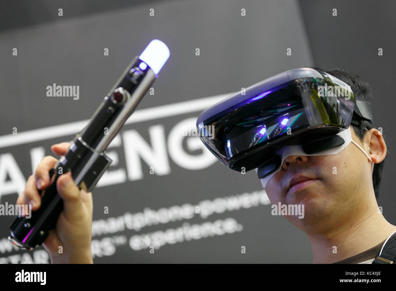 Chba, Japón. 3 oct, 2017. Un hombre juega a videojuegos de star wars  utilizando gafas de realidad virtual en CEATEC JAPAN 2017 El 3 de octubre  de 2017, Chiba, Japón. La combinación