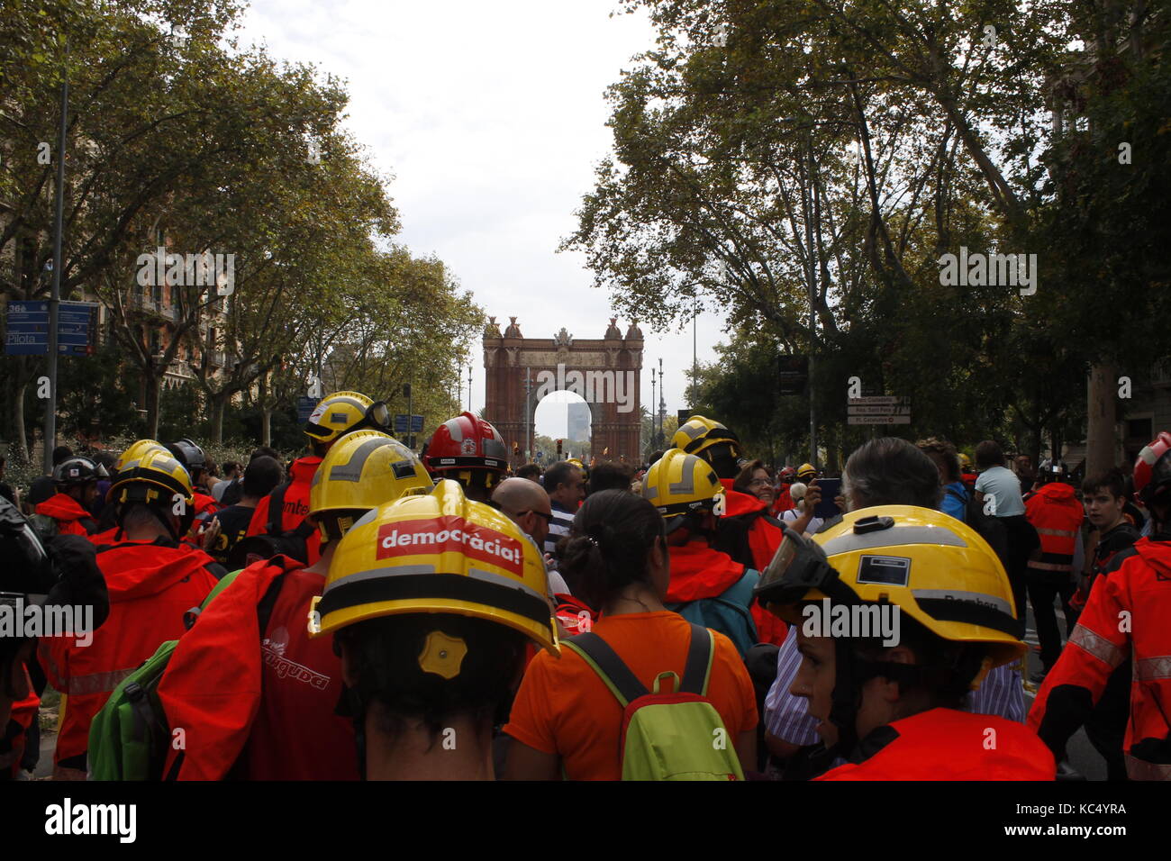 Los bomberos de Barcelona asisten a la protesta junto con la sociedad civil. ´s después de la violencia policial durante el referéndum de Cataluña. Foto de stock