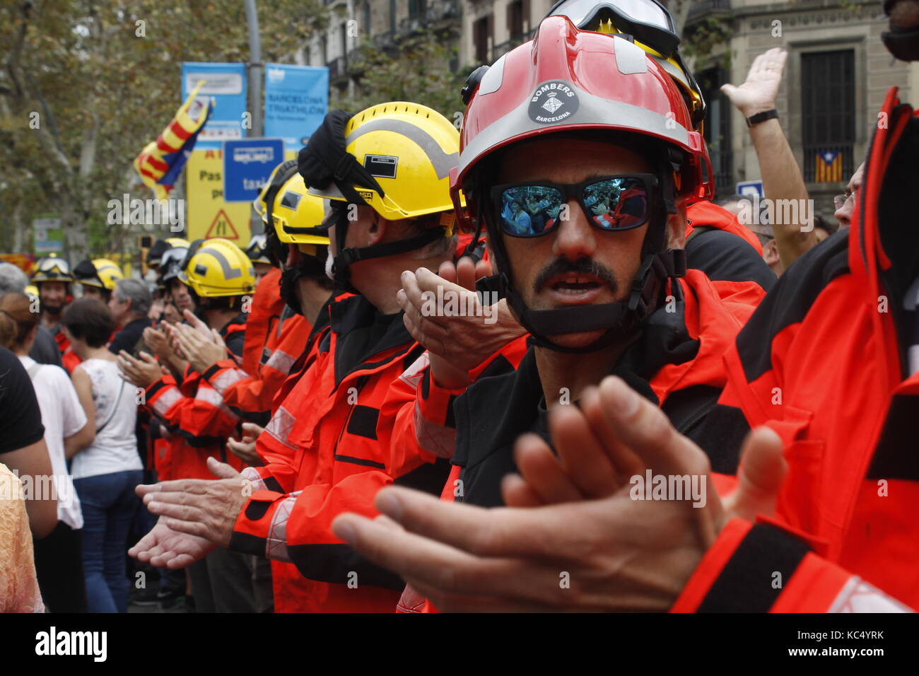 Los bomberos de Barcelona asisten a la protesta junto con la sociedad civil. ´s después de la violencia policial durante el referéndum de Cataluña. Foto de stock