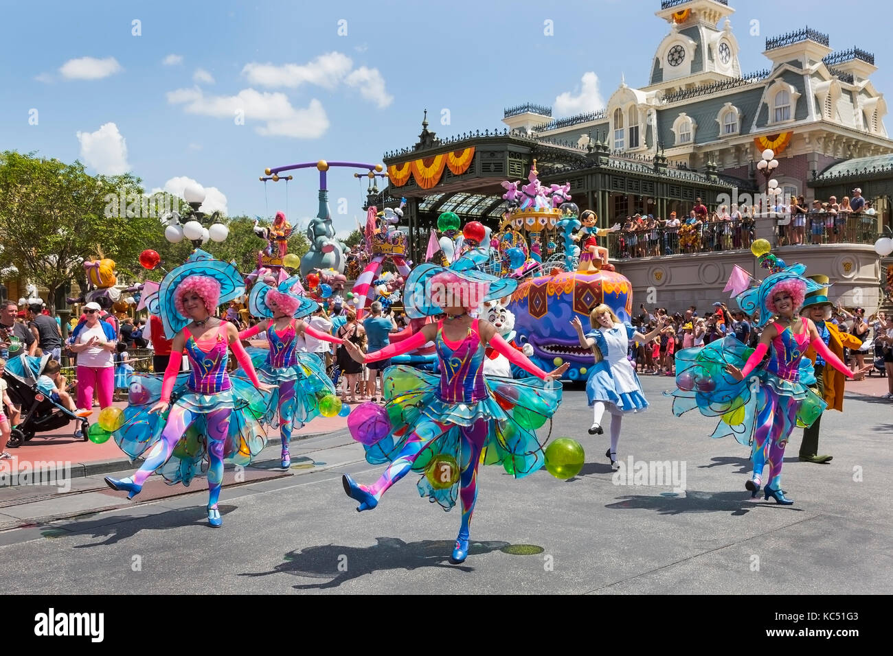 Walt Disney's Magic Kingdom Theme Park, Orlando, Florida, EE.UU. y el desfile de cuento de hadas "Carnaval de fantasía' Foto de stock