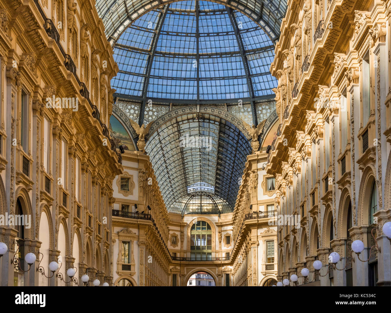 Una cúpula de cristal en el centro comercial Galleria Vittorio Emanuele II,  Milán, Italia Fotografía de stock - Alamy